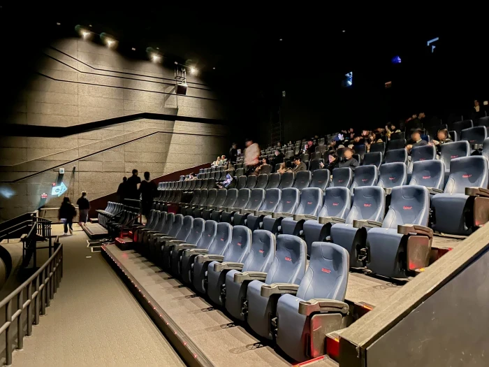 관객들이 입장 중인 CGV IMAX 상영관 좌석 내부