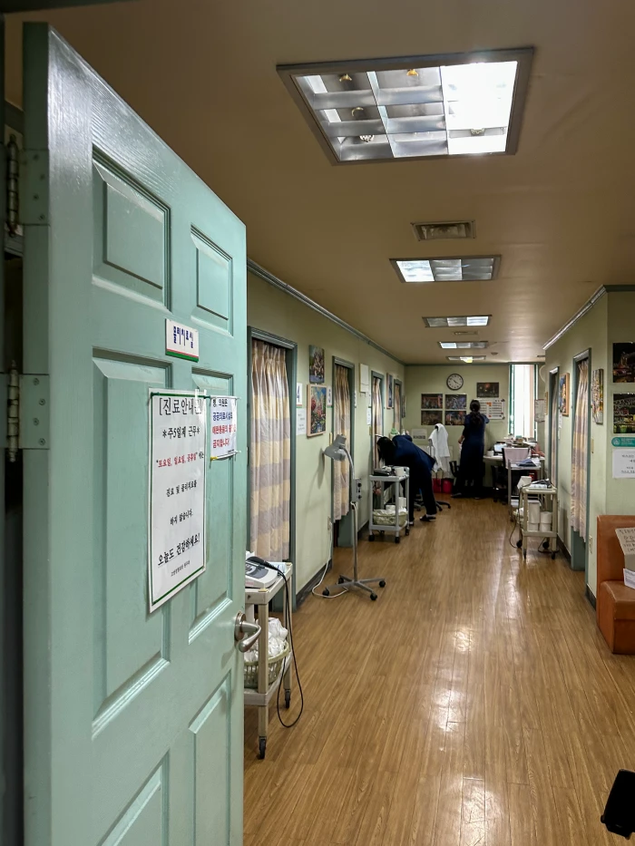 고양정형외과 물리치료실 복도와 치료 공간 내부 모습