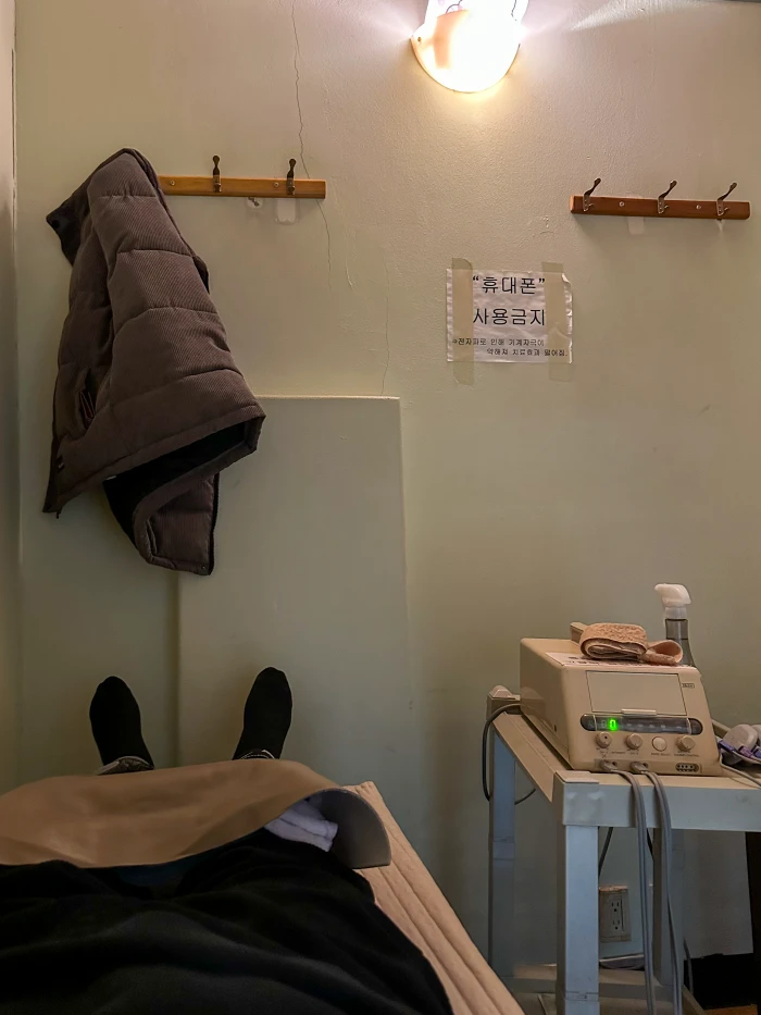 러닝 후 무릎 통증으로 물리치료를 받기 전 치료실 침대에 누운 모습