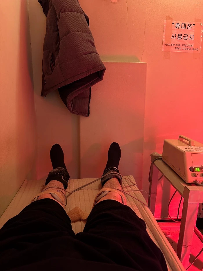 고양정형외과에서 양쪽 무릎에 적외선 물리치료를 받는 모습